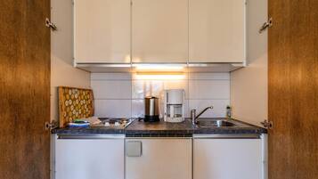 Fridge, stovetop, coffee/tea maker, electric kettle