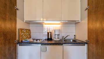 Een koelkast, een kookplaat, een koffiezetapparaat/waterkoker