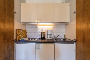 Kylskåp, spishäll, kaffe- och tebryggare och vattenkokare