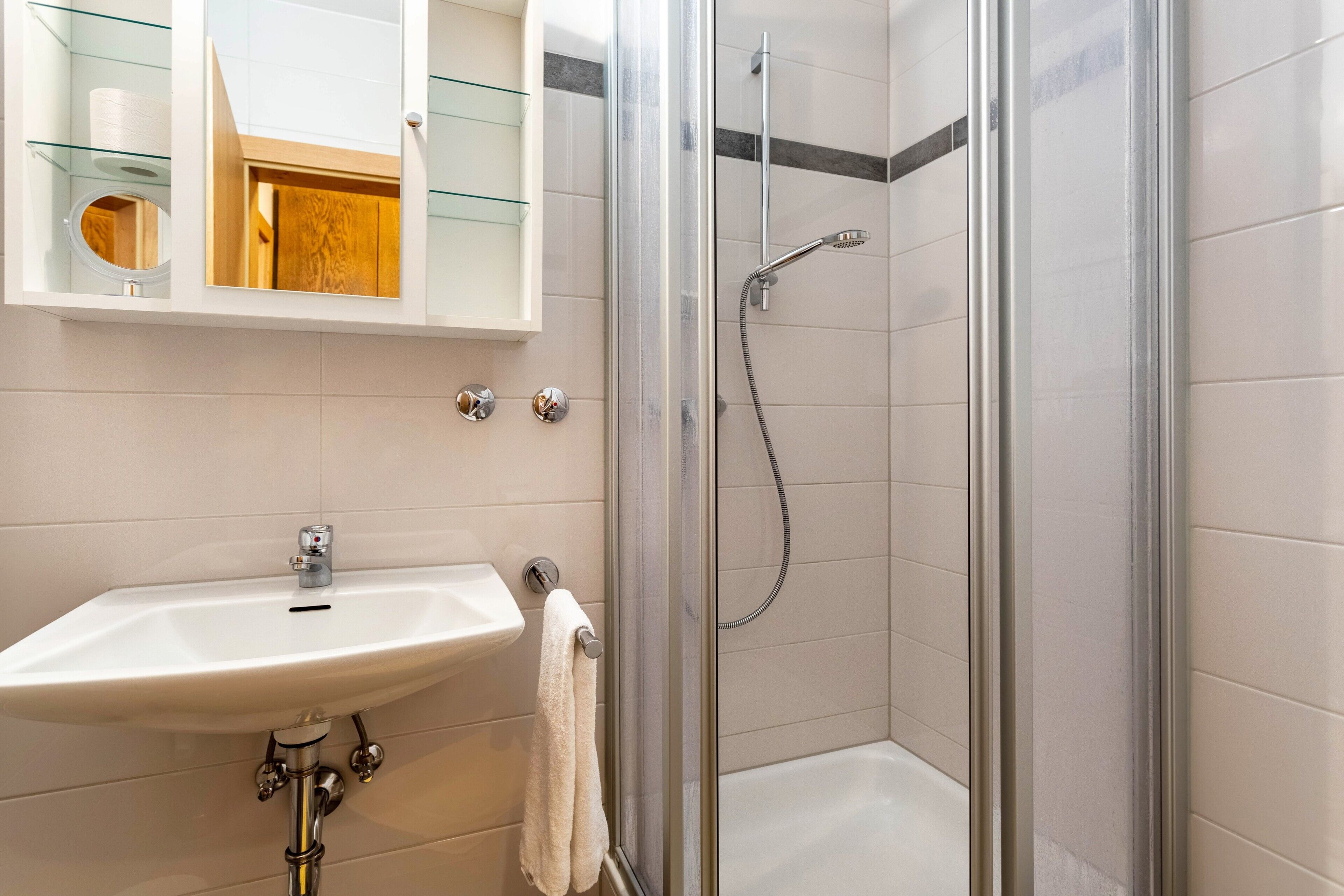 Douche, sèche-cheveux, serviettes fournies