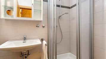 Douche, sĂšche-cheveux, serviettes fournies