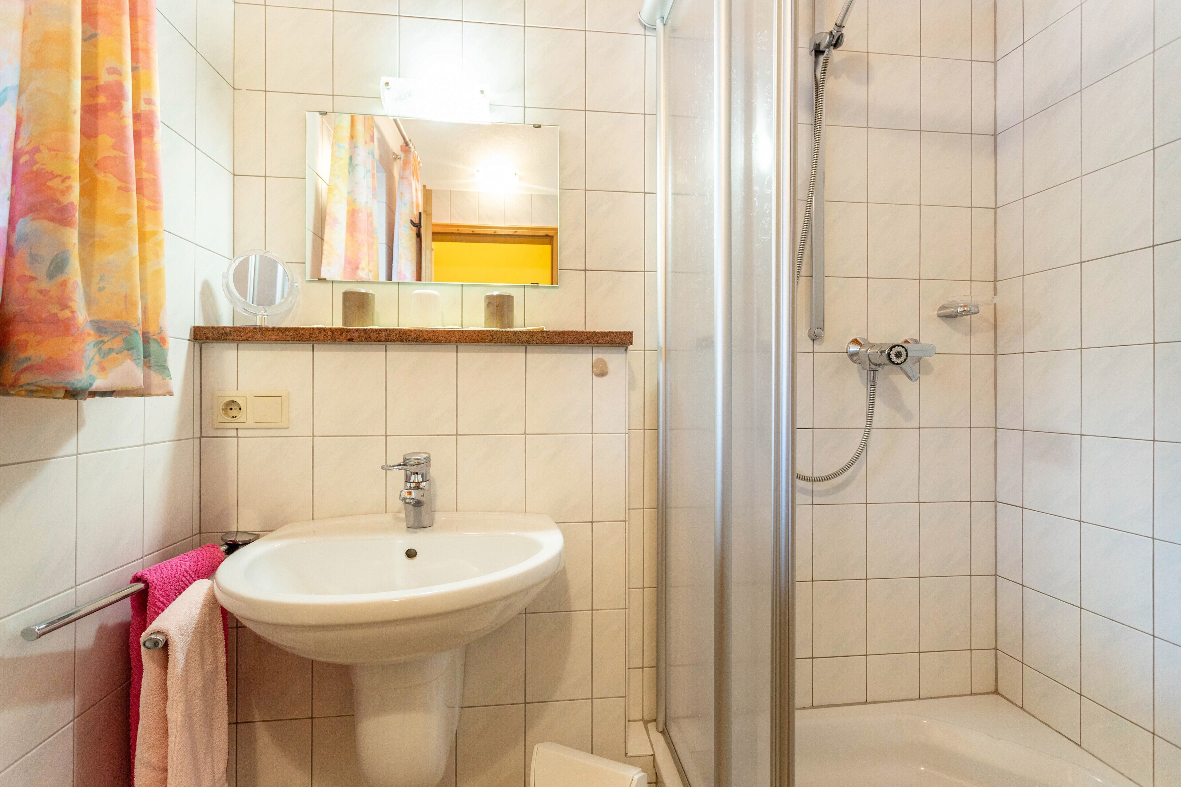Shower, hair dryer, towels