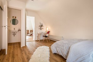 2 bedrooms, free WiFi, bed sheets - Holiday Apartment 'Seekind' with Lake View, Private Balcony & Wi-Fi (Kressbronn)