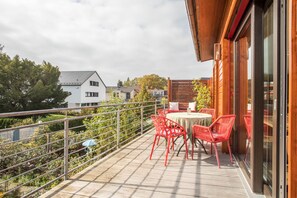 Outdoor dining - Holiday Apartment 'Seekind' with Lake View, Private Balcony & Wi-Fi (Kressbronn)