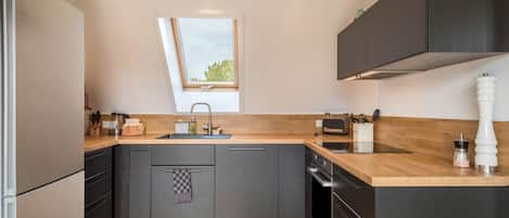 Fridge, microwave, oven, stovetop