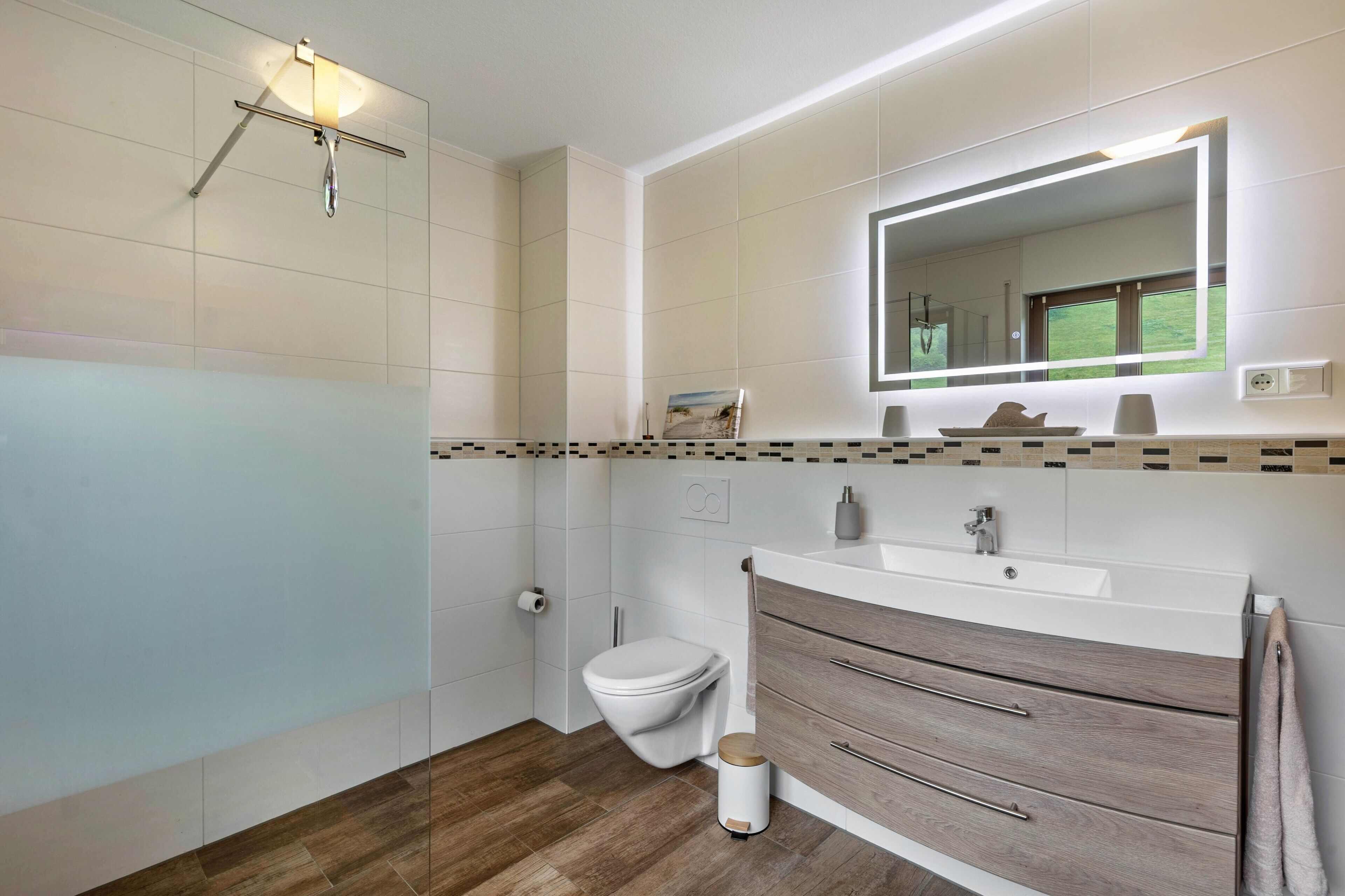 Dusche, kostenlose Toilettenartikel, Haartrockner, Handtücher