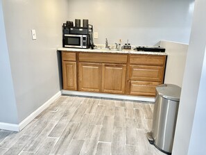 Refrigerador, microondas, tetera eléctrica y utensilios de cocina 