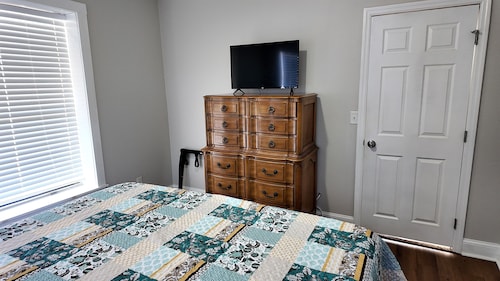 Spacious Bungalow ~ Hot Tub, BBQ & Ping Pong Table