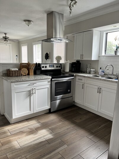 Spacious Bungalow fully fenced with Hot tub, Basketball,  Ping pong table & BBQ 