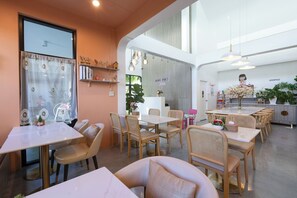 Lobby sitting area - ANGPAO HOTEL (Ratsada)