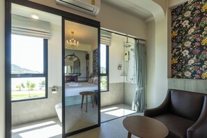 Romantic Room, 1 King Bed, Tower, Nature View | Badezimmer | Dusche, Hydromassagedusche, kostenlose Toilettenartikel, Haartrockner