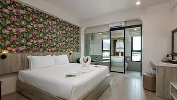 Romantic Room, 1 King Bed, Bathtub, Tower, Nature View | Escritorio, espacio para trabajar con un portátil, wifi gratis