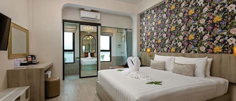 Romantic Room, 1 King Bed, Tower, Nature View | حمام | تجهيزات دش، وحدات دش مزودة بخاصية التدليك بالمياه