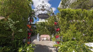Un camino que lleva a la entrada de un edificio, con un letrero que dice 'ANG PAO'.