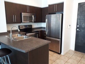 Frigorifero, microonde, forno, piano cottura