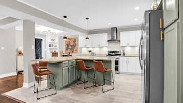 Microondas, horno, placa de cocina y lavavajillas