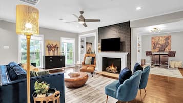 Tv, eldstad och bordsfotboll