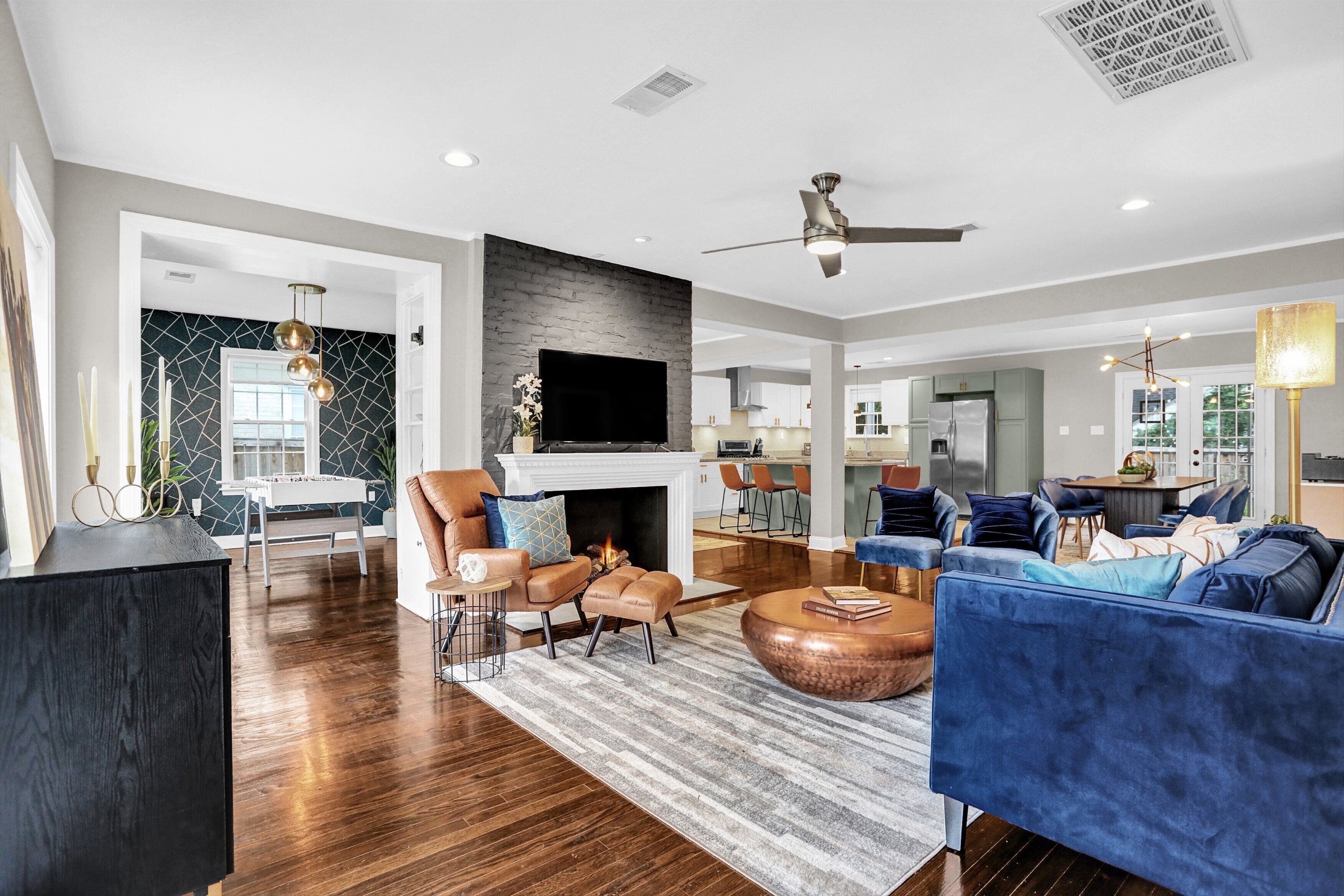 Una televisión, una chimenea, un futbolín