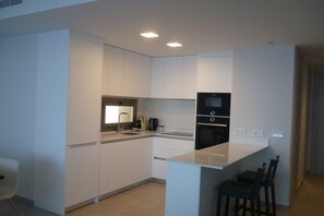 Jääkaappi, mikroaaltouuni, uuni, astianpesukone