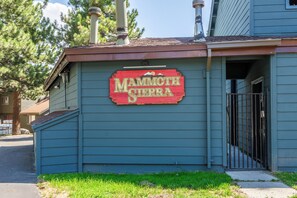 A building with a sign reading "Mammoth Sierra". - Newly Updated 2BR w/loft 3BA Family Ski Basecamp 568 (Mammoth Lakes)