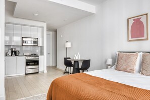 Iron/ironing board, WiFi, bed sheets - Deluxe FiDi Studio w/ Gym, Doorman & W/D, nr Wall St, by Blueground (Downtown)