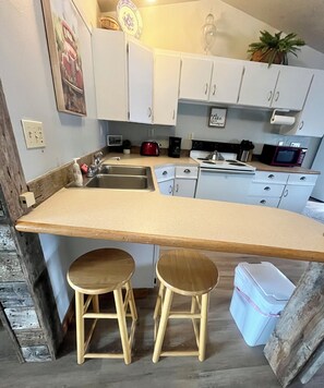 Fridge, microwave, oven, stovetop - Idyllic apartment near the Tetons and Yellowstone (Driggs)