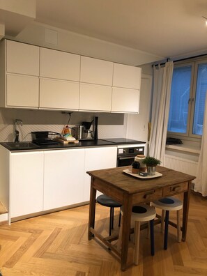 Réfrigérateur, micro-ondes, four, cafetière/bouilloire