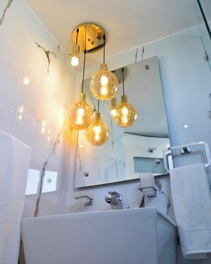 Dusche, Handtücher, Seife, Toilettenpapier