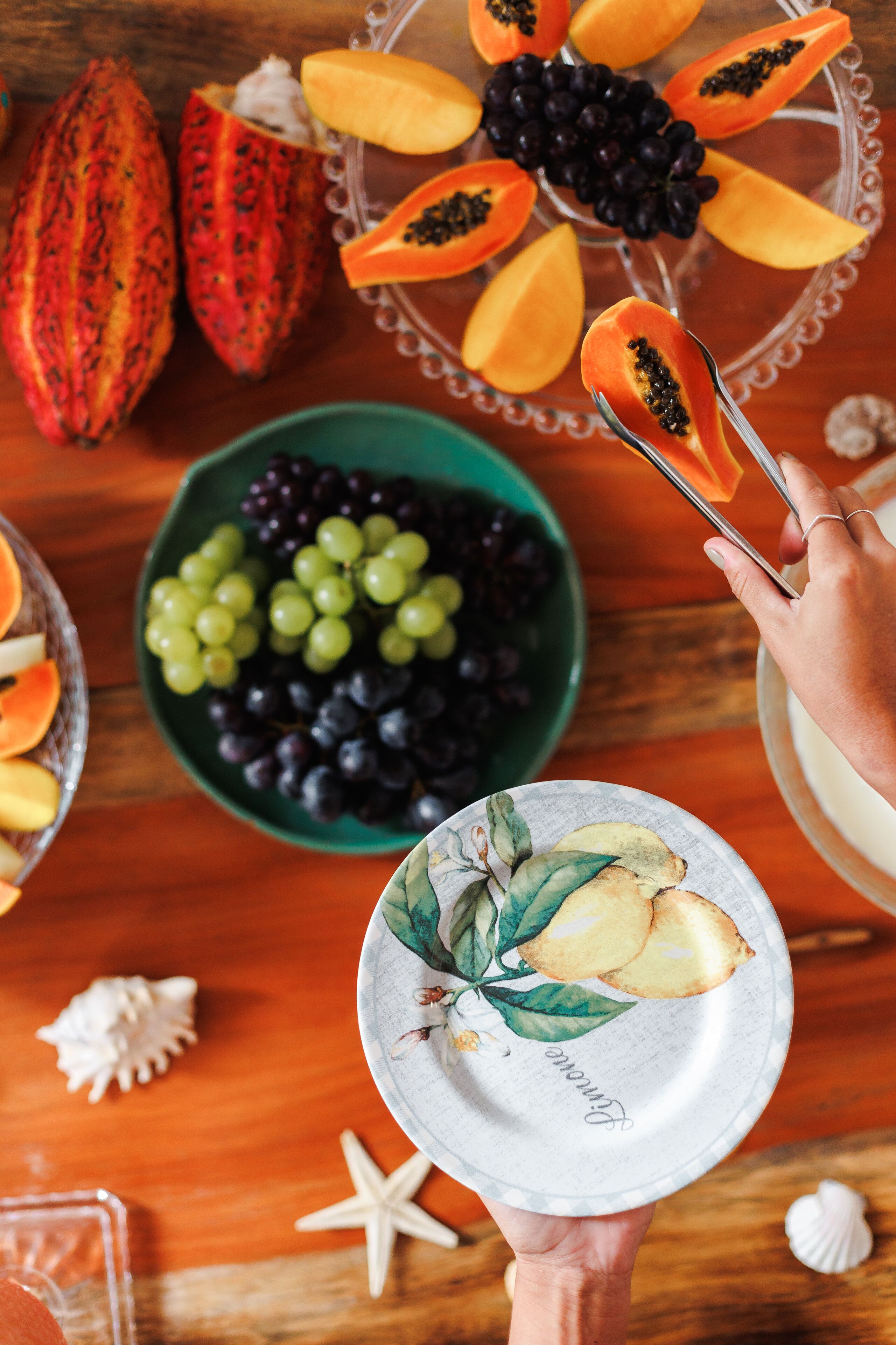 Une table garnie d’une variété de fruits et d’une assiette décorative.