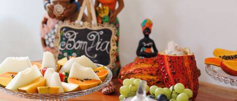 A table with various food items and decorative objects, including a sign that reads "Bon Dia".
