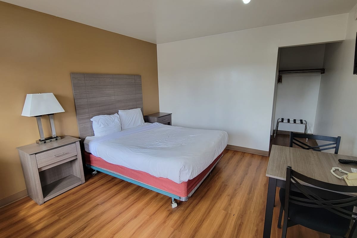 Quarto clássico, 1 cama Queen | Wi-Fi de cortesia, roupa de cama