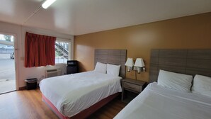Classic Room, 2 Queen Beds | Living area