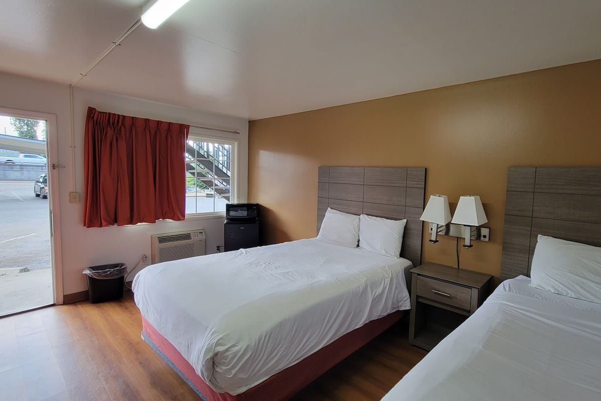 Quarto clássico, 2 camas Queen | Área de estar | TV de tela plana 32 polegadas com canais a cabo, TV