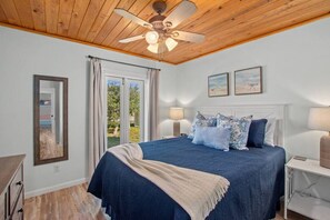 3 soverom, skrivebord, strykejern/-brett og reiseseng for barn