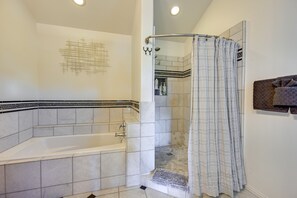 バスアメニティ (無料)、ヘアドライヤー、タオル