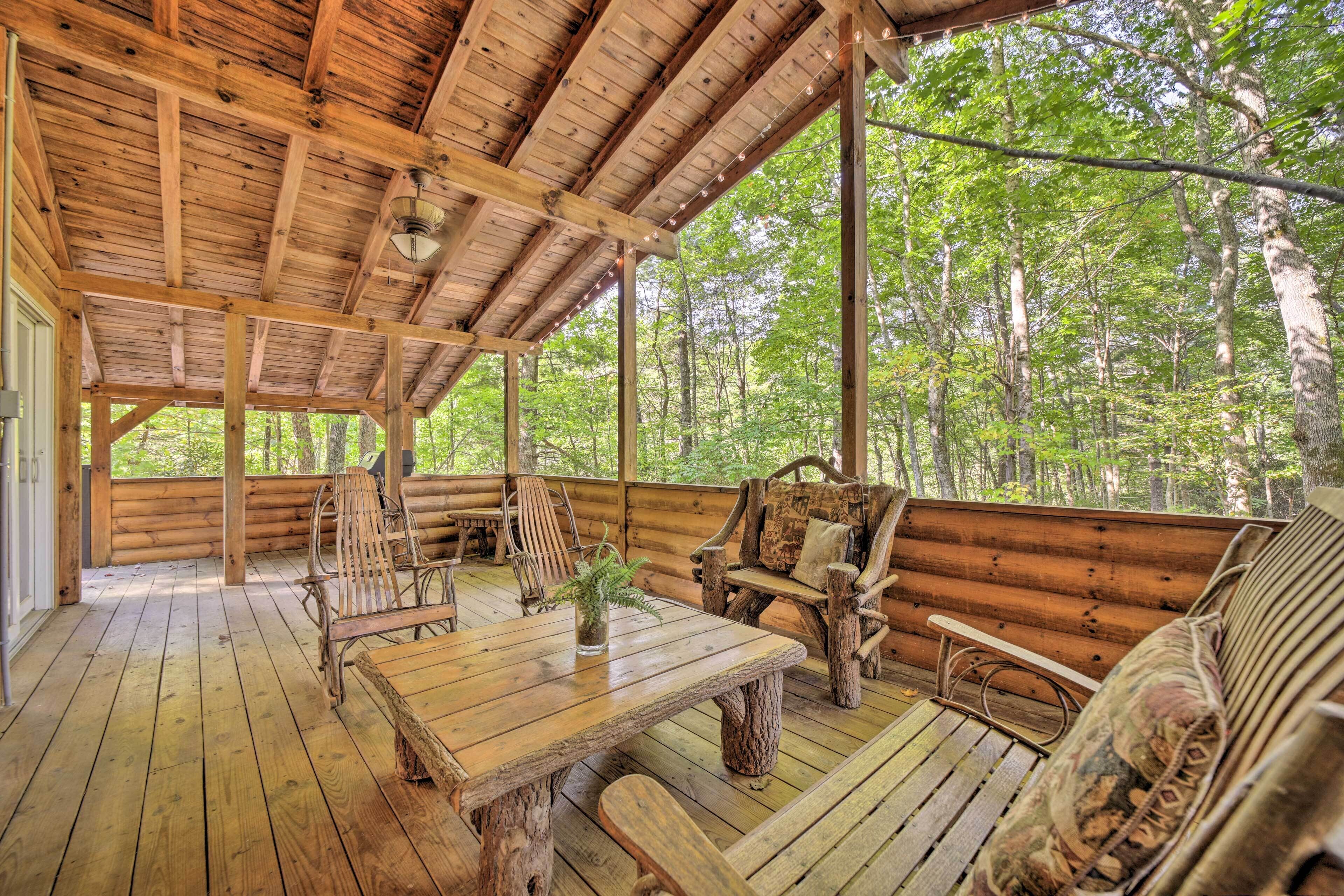 Cozy Lake Toxaway Escape w/ Deck, Fire Pit & Grill