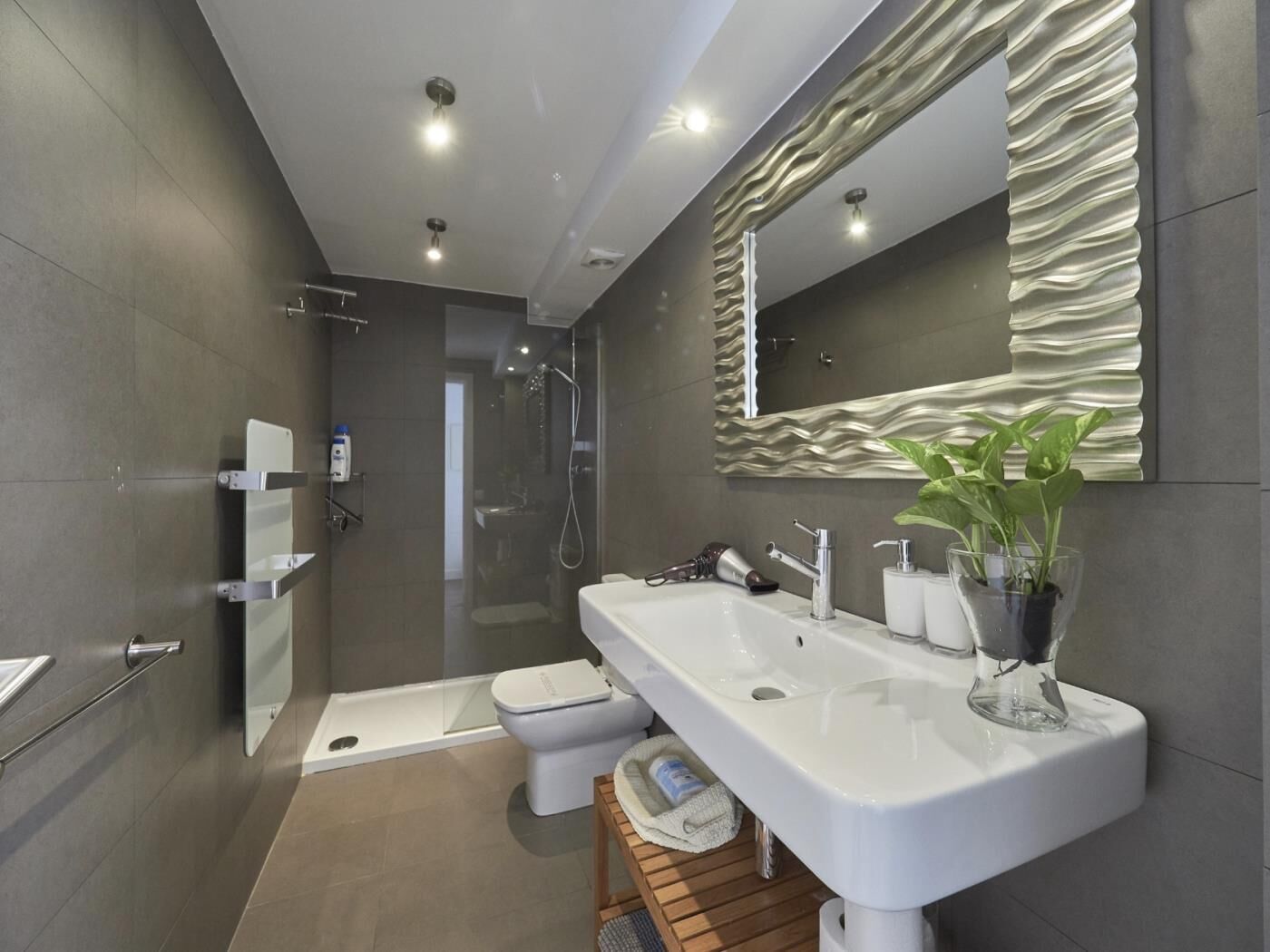 Bathtub, free toiletries, hair dryer, towels
