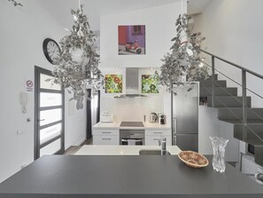 Jääkaappi, mikroaaltouuni, uuni, astianpesukone