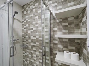 Ducha, secador de pelo, toallas