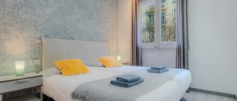 3 bedrooms, iron/ironing board, internet, bed sheets
