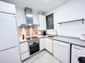 Jääkaappi, mikroaaltouuni, uuni, astianpesukone