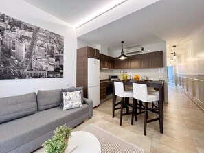 TV - Torre de Gracia Apartment Barcelona with balcony (Barcelona)