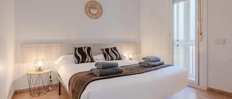 3 habitaciones, tabla de planchar con plancha, internet y ropa de cama