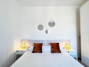 3 bedrooms, iron/ironing board, Internet, bed sheets - Villa Olimpica Beach (Barcelona)