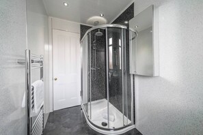 Dusche, Haartrockner, Handtücher