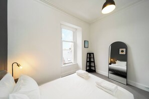 2 عدّة غرف نوم ومكواة/لوح كي وواي فاي مجانًا وملاءات أسرّة