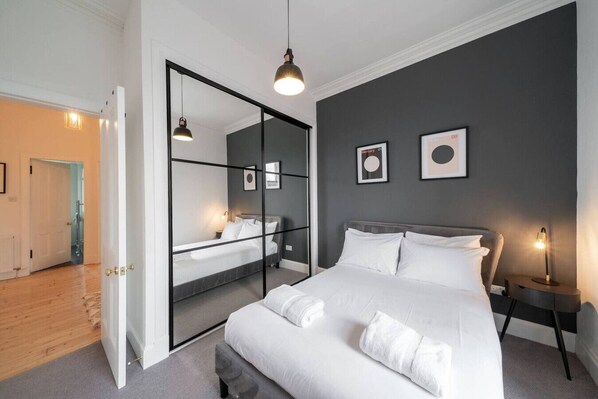 Bureau, fer et planche à repasser, Wi-Fi gratuit, draps fournis