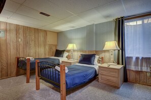 5 bedrooms, desk, iron/ironing board, travel cot