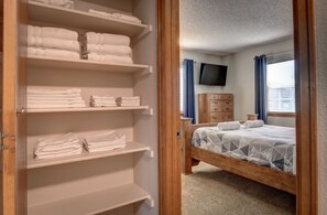 5 slaapkamers, een bureau, een strijkplank/strijkijzer, gratis wifi