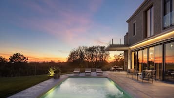 Outdoor pool, a heated pool